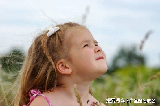 最新女寶寶取名，時(shí)尚與文化交融之美